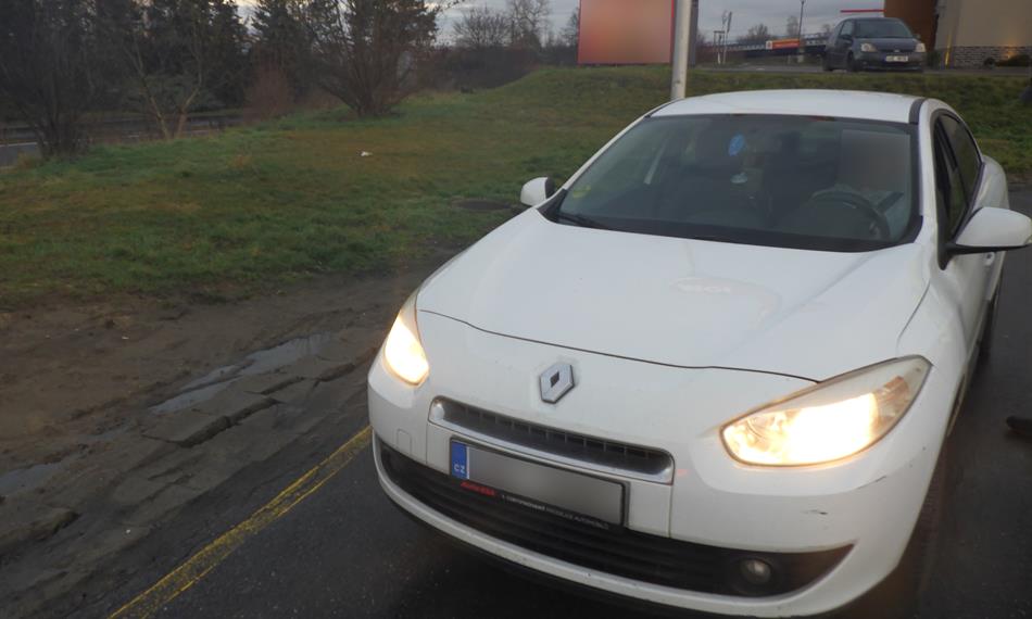 Osobní automobil na odstavném místě